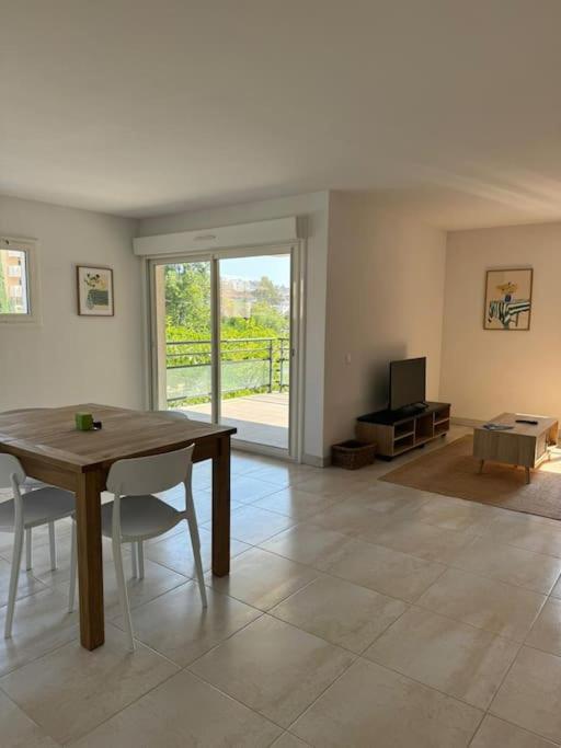 Suberbe Appartement Climatise Avec Terrasse Saint-Raphael  Exterior photo